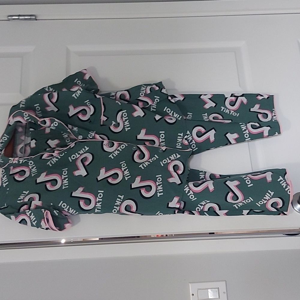 TikTok pattern 2 piece pajama set, top with buttons,pants capri style